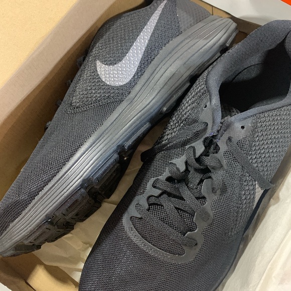 Nike-Revolution-3 3154 - Picture 4 of 5